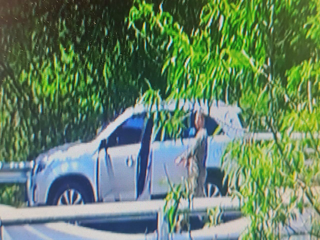 신원불명의 주한미군 A씨가 경북 성주군 소성리 사드 기지 밖 마을로 내려와 차량을 타고 현수막을 철거하는 모습이 CCTV에 담겼다.(2025.4.28) / 사진.소성리종합상황실 