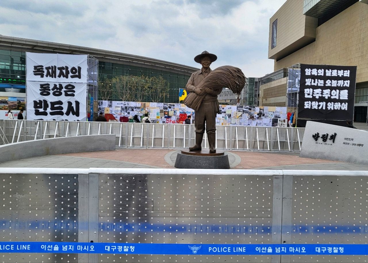 대구시가 동대구역 광장에 설치한 3m 높이의 박정희 전 대통령 동상. 뒤에는 "독재자의 동상은 반드시 무너진다"라고 적힌 플래카드가 걸렸다.(2025.4.5) / 사진.평화뉴스 김영화 기자