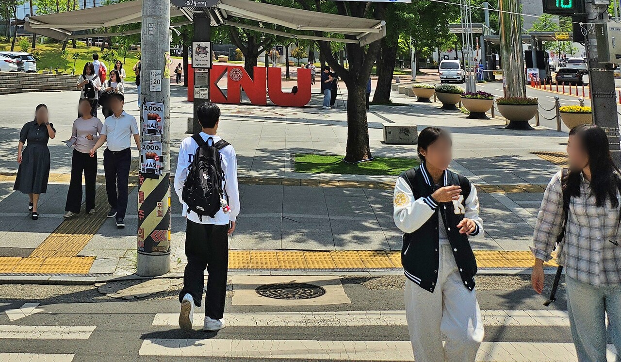 대학생들이 대구 북구 산격동 경북대 북문 앞 횡단보도를 건너고 있다.(2025.5.19) / 사진.평화뉴스 정준민 기자