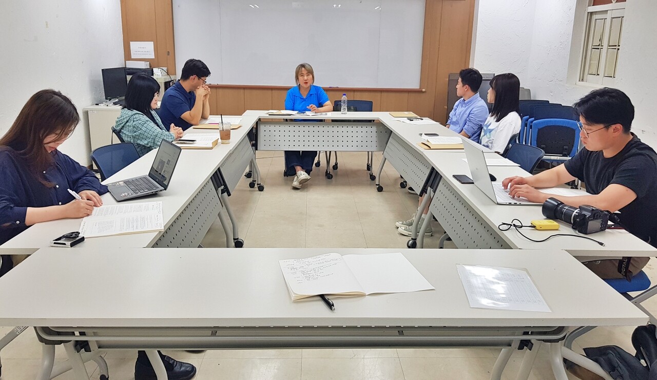 평화뉴스 90차 독자위원회...(왼쪽부터) 김영화 기자, 김수현 위원, 정현태 위원, 이정미 위원, 김민규 위원, 김지현 위원, 정준민 기자(2025.5.19. 대구 중구 '혁신공간 바람' 혁신홀) / 사진.평화뉴스 유지웅 기자