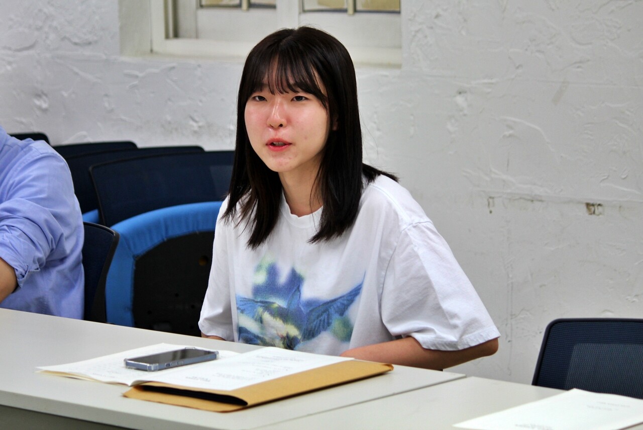 김지현 위원이  지난 한 달간의 기사에 대해 평가하고 있다.(2025.5.19) / 사진.평화뉴스 정준민 기자