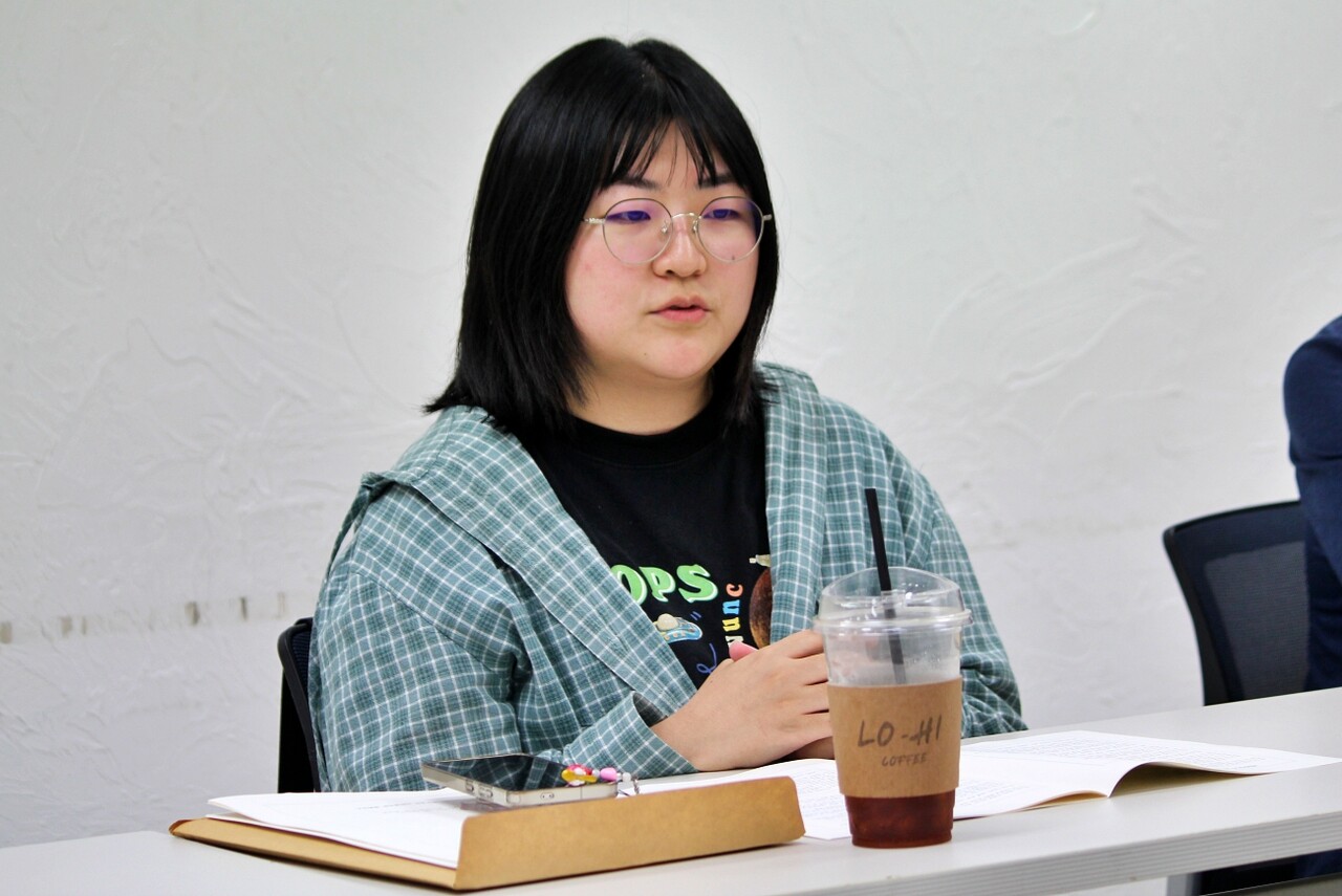 김수현 위원이 평화뉴스의 지난 한달간 보도에 대해 평가하고 있다.(2025.5.19) / 사진.평화뉴스 정준민 기자