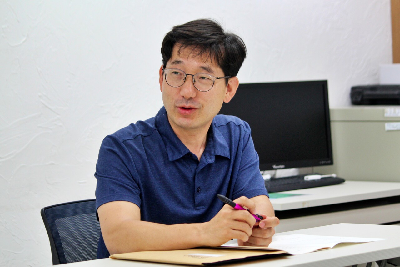 정현태 위원이 지난 한 달간 의 보도들에 대해 평가 중이다.(2025.5.19) / 사진.평화뉴스 정준민 기자