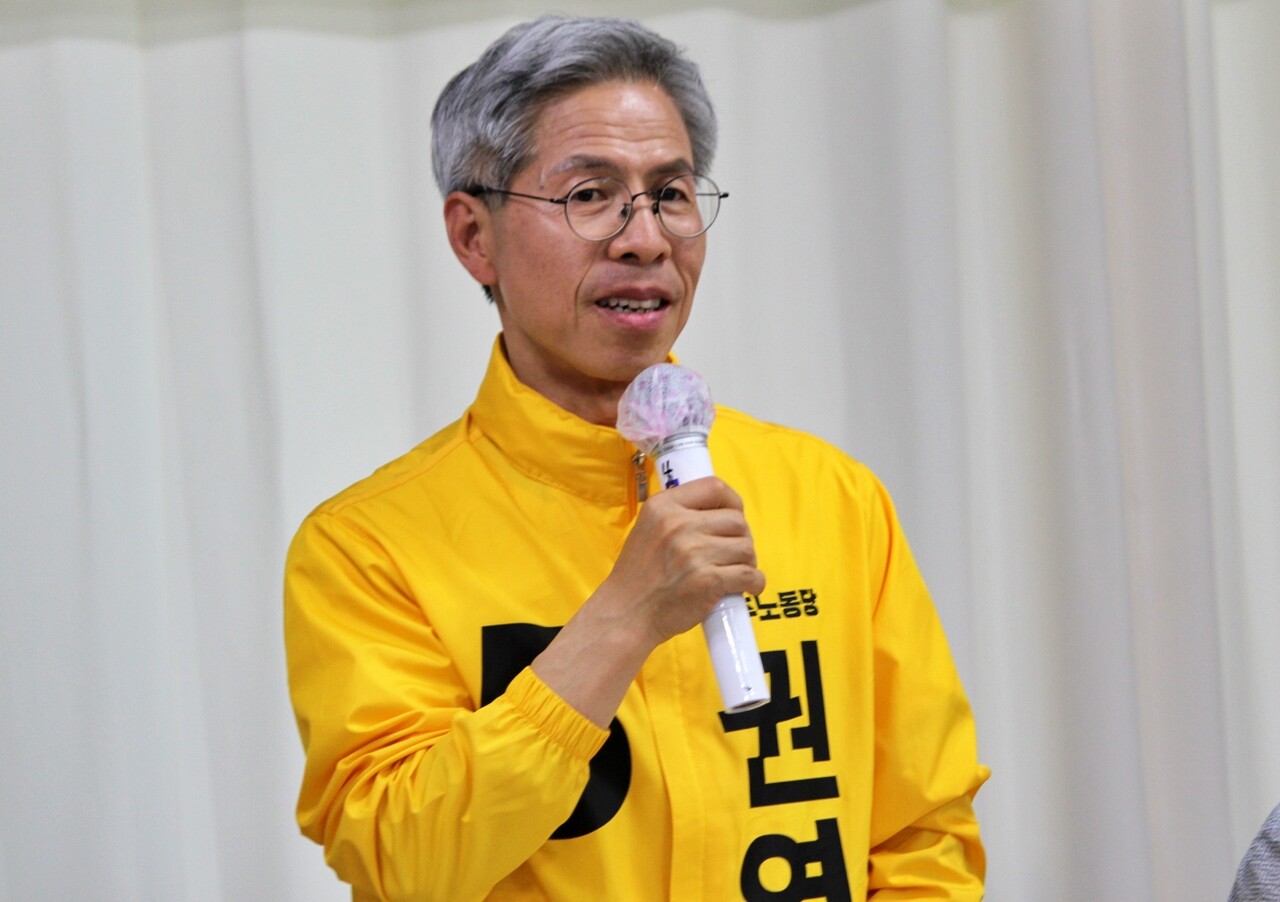 권영국 민주노동당 대선 후보가 대구 시민사회 인사들의 질문에 답변하고 있다.(2025.5.20) / 사진.평화뉴스 정준민 기자