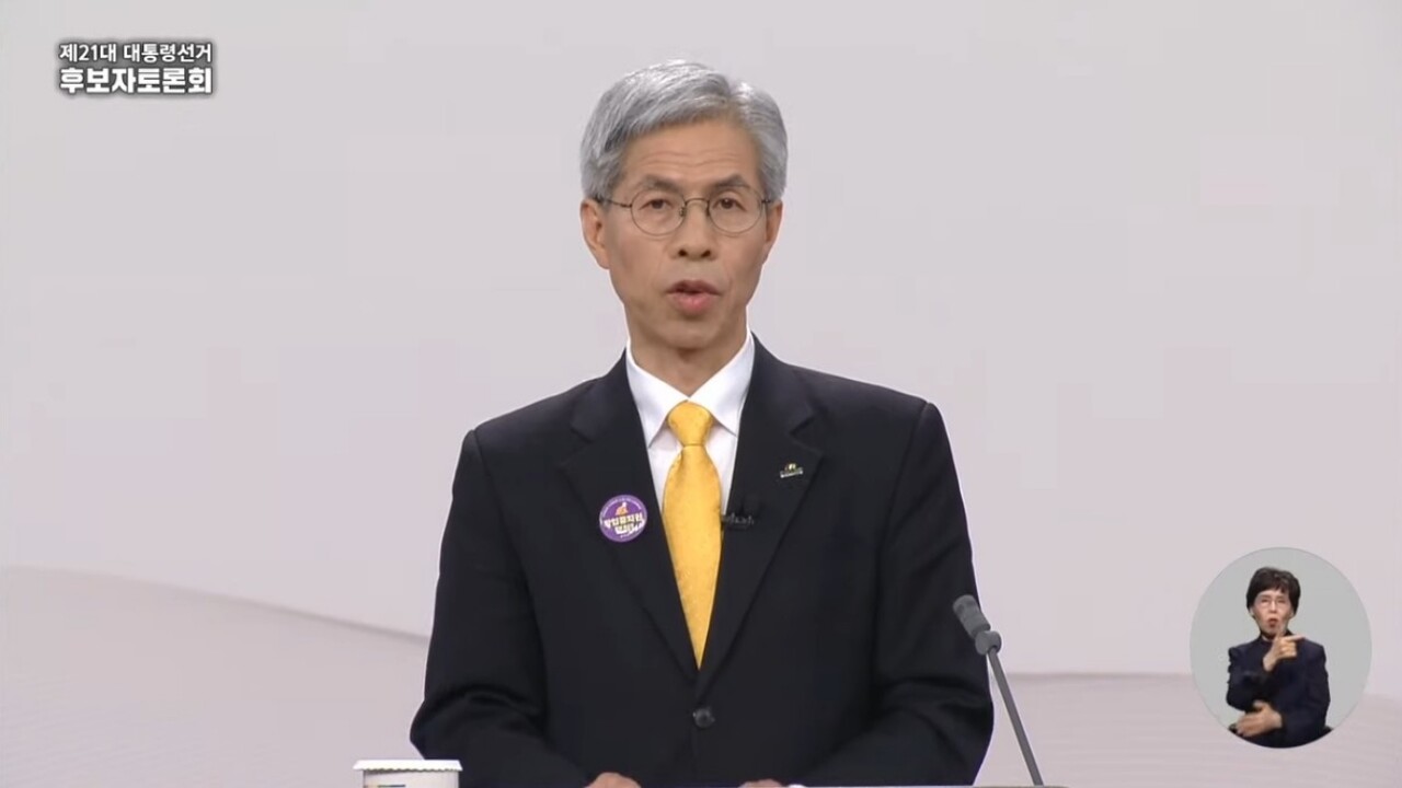 민주노동당 권영국 후보가 대선 후보자토론회에서 발언하고 있다.