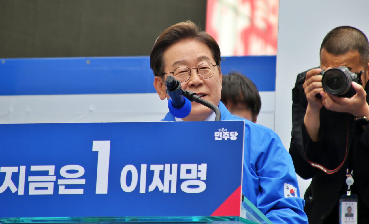 "지금은 이재명"...민주당 이재명 대선 후보가 대구 동성로에서 지지자들을 상대로 유세 연설을 하고 있다.(2025.5.12) / 사진.평화뉴스 김영화 기자