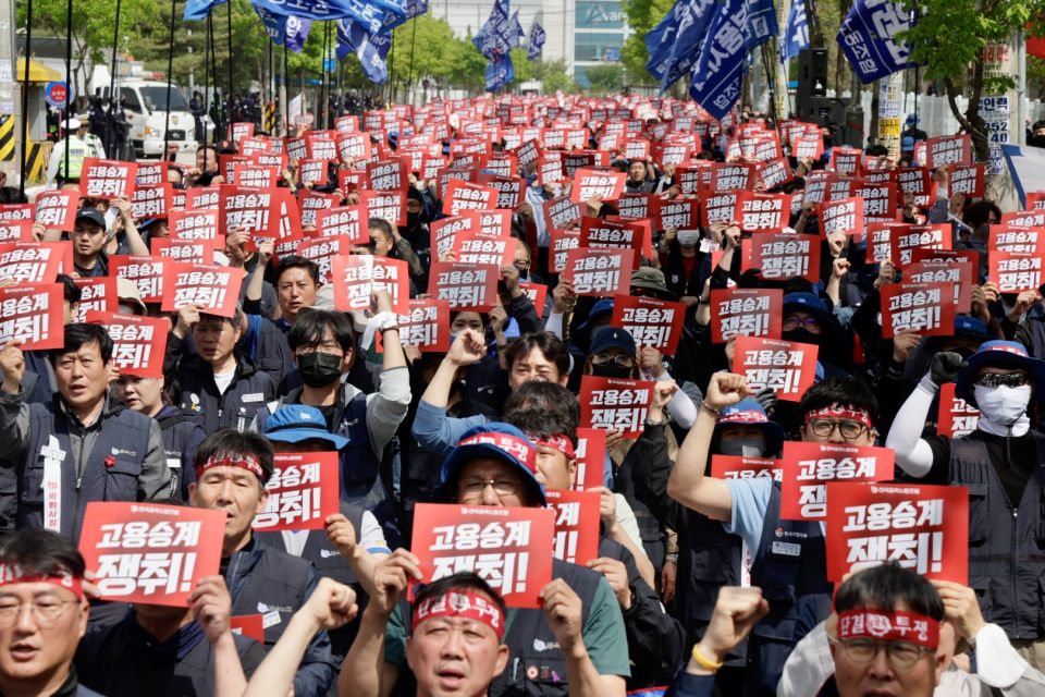 한국옵티칼 고공농성 100일..."고용승계 쟁취" 촉구 피켓팅 중인 금속노조 1,.500여명 노동자들(2024.4.17) / 사진.금속노조 