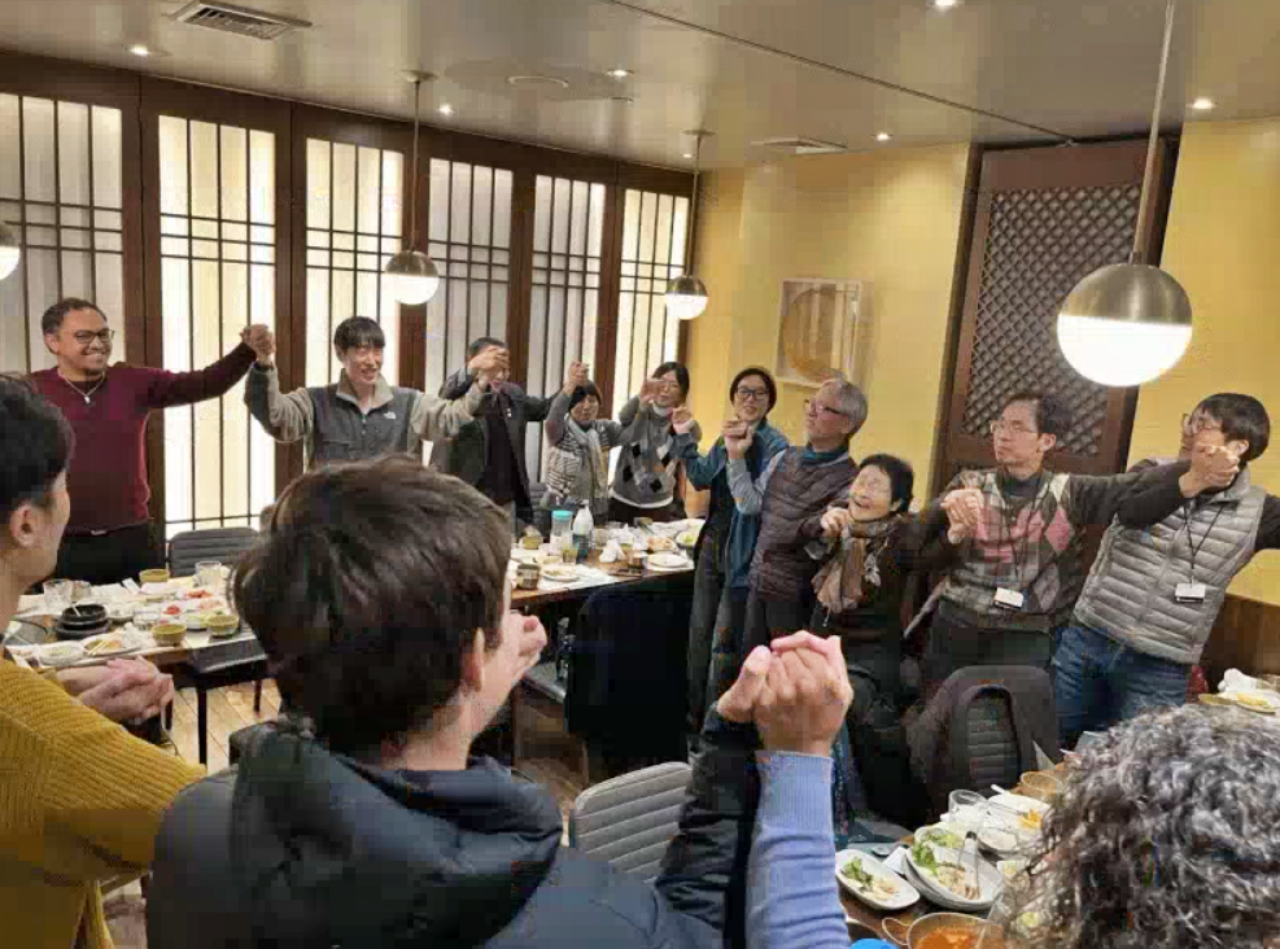 한국에서 온 평화연대와 조선인 피폭자 후손들과 마우히누이 사람들이 함께 손을 잡고 '아리랑'을 불렀다.(2025.3.2) / 사진.생명평화아시아