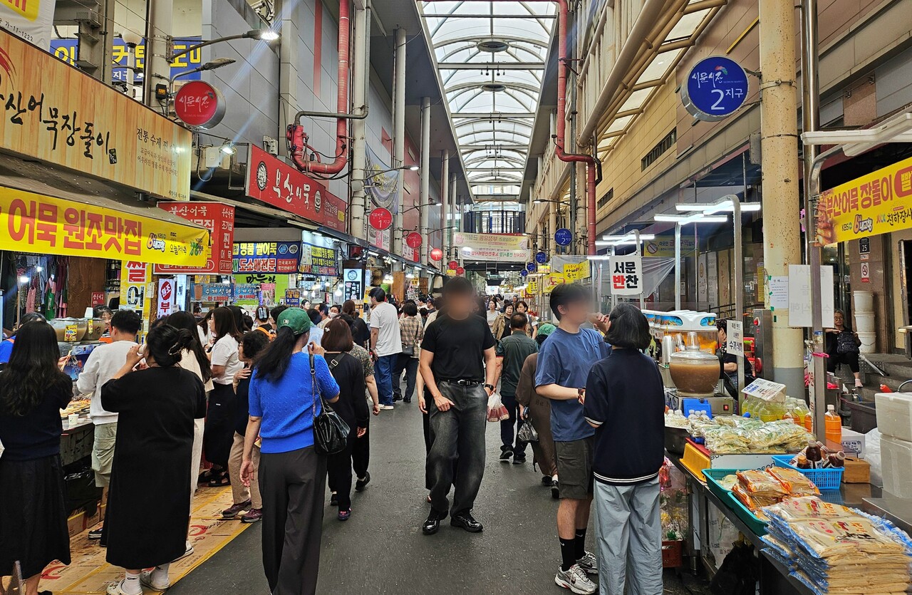대구 중구 대신동 서문시장 2지구를 찾은 손님들이 물건을 구매하고 있다.(2025.5.26) / 사진.평화뉴스 정준민 기자