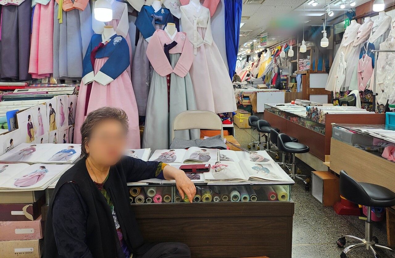 서문시장 1지구 혼수상가에서 만난 서모씨가 한복 판매를 하고 있다.(2025.5.26) / 사진.평화뉴스 정준민 기자