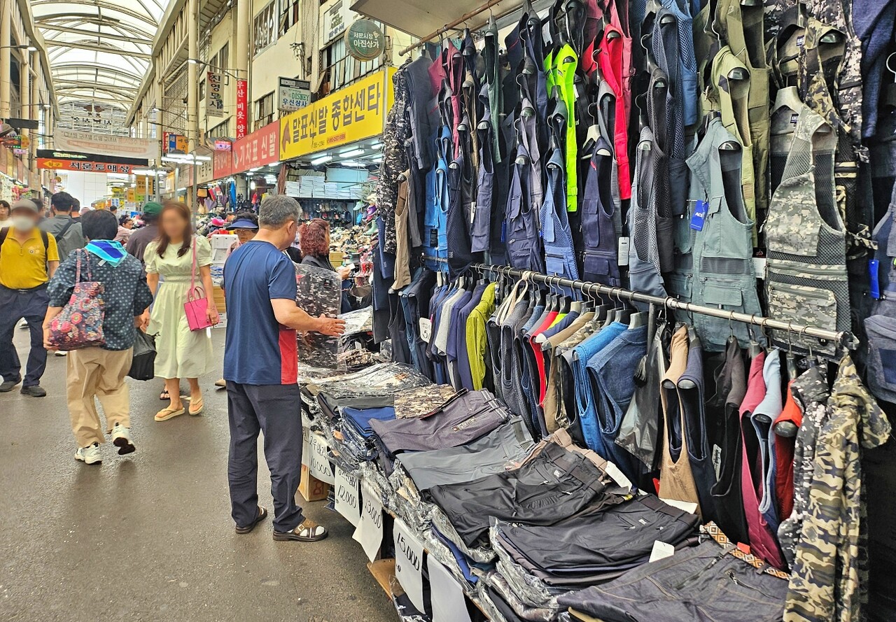 한 상인이 옷을 판매하는 모습(2025.5.26) / 사진.평화뉴스 정준민 기자