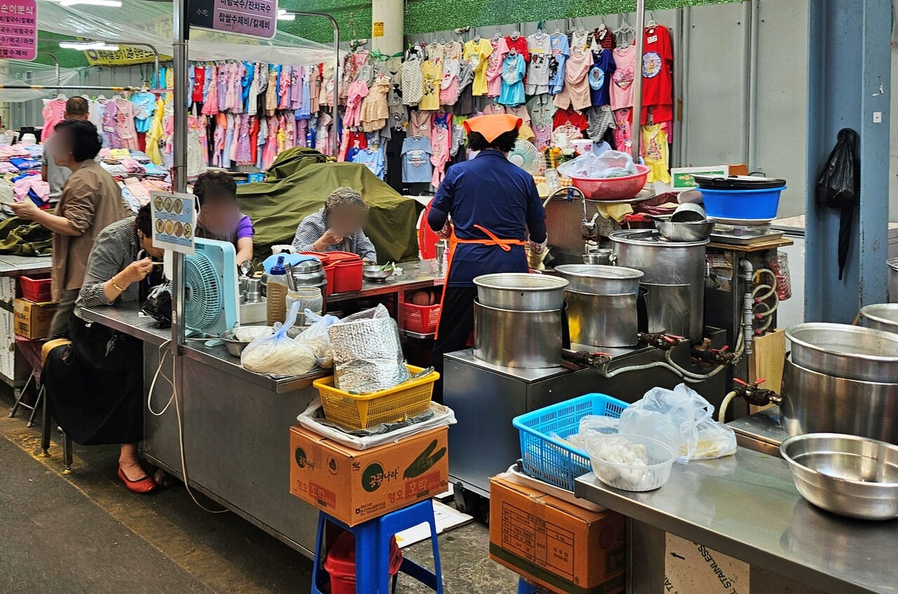 서문시장을 찾은 시민들이 칼국수를 먹고 있다.(2025.5.26) / 사진.평화뉴스 정준민 기자
