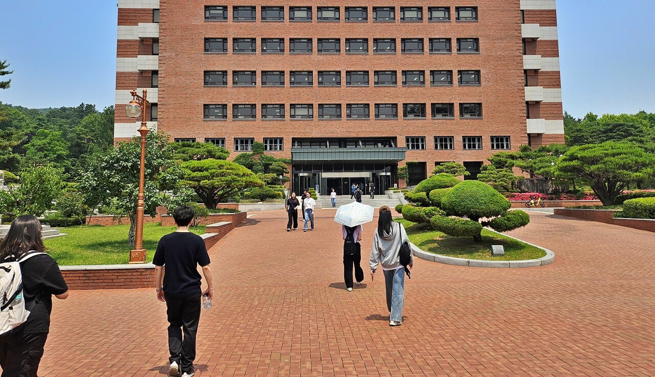 계명대 대학생들이 도서관으로 들어가고 있다.(2025.5.28) / 사진.평화뉴스 정준민 기자
