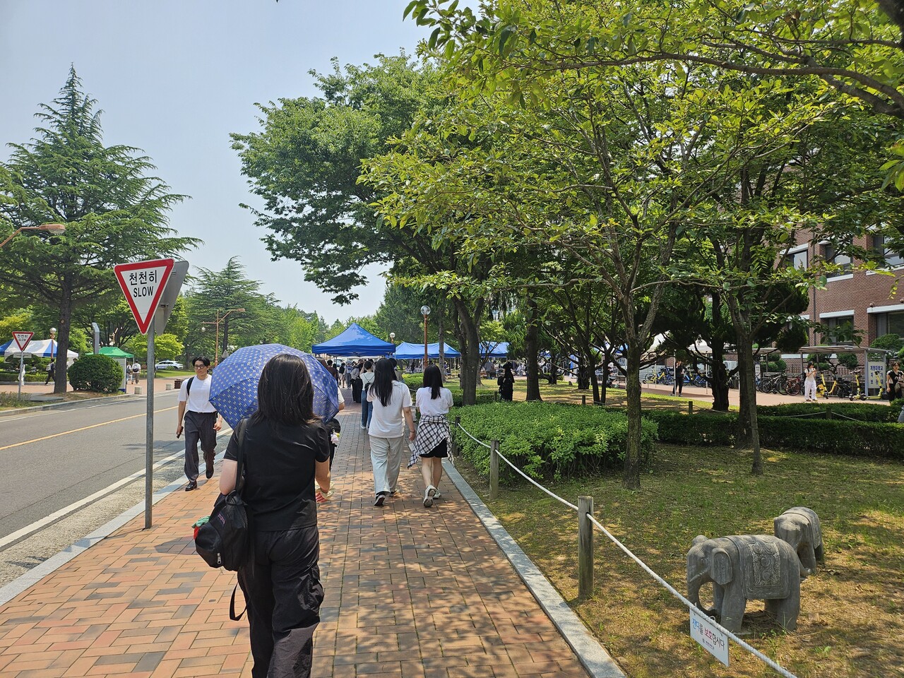 계명대 대학생들이 캠퍼스를 거닐고 있다.(2025.5.28) / 사진.평화뉴스 정준민 기자