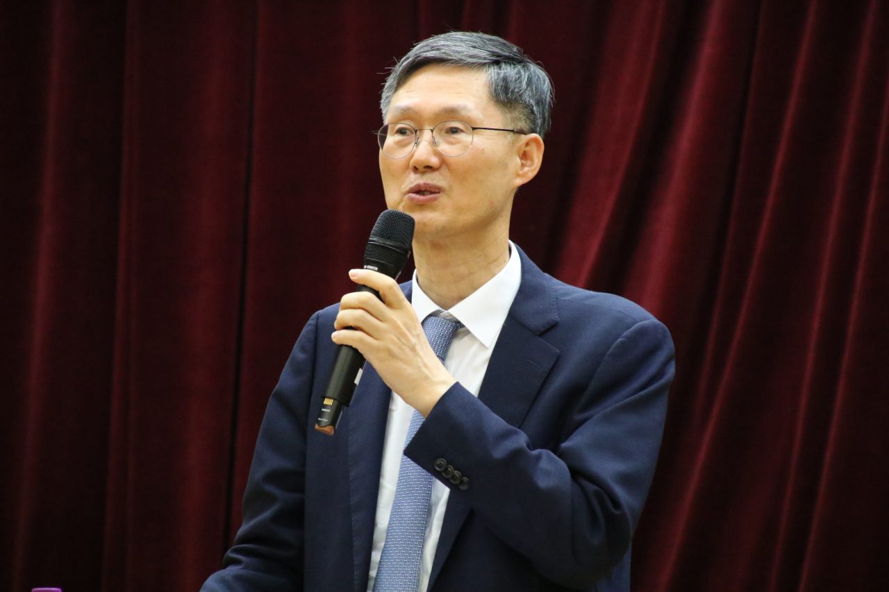 문형배(60) 전 헌법재판소장 권한대행이 대구시민들을 상대로 윤석열 전 대통령 탄핵재판에 대해 강연 중이다.(2025.5.28.대구대 대명동캠퍼스) / 사진.평화뉴스 김영화 기자 