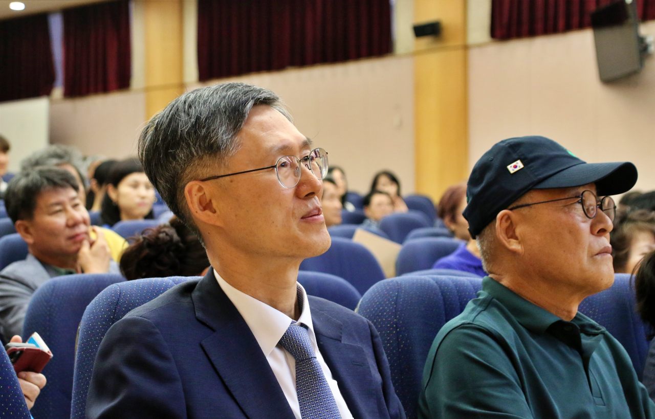 문 전 권한대행은 지난 4월 18일 6년 간의 헌법재판관 임기에서 퇴임 후 현재 어떤 직책도 맡지 않고 있다. 이날 특강 사회를 맡은 김정수 대구대 교수의 인사말을 듣고 있는 문 전 권한대행의 모습(2025.5.28) / 사진.평화뉴스 김영화 기자 