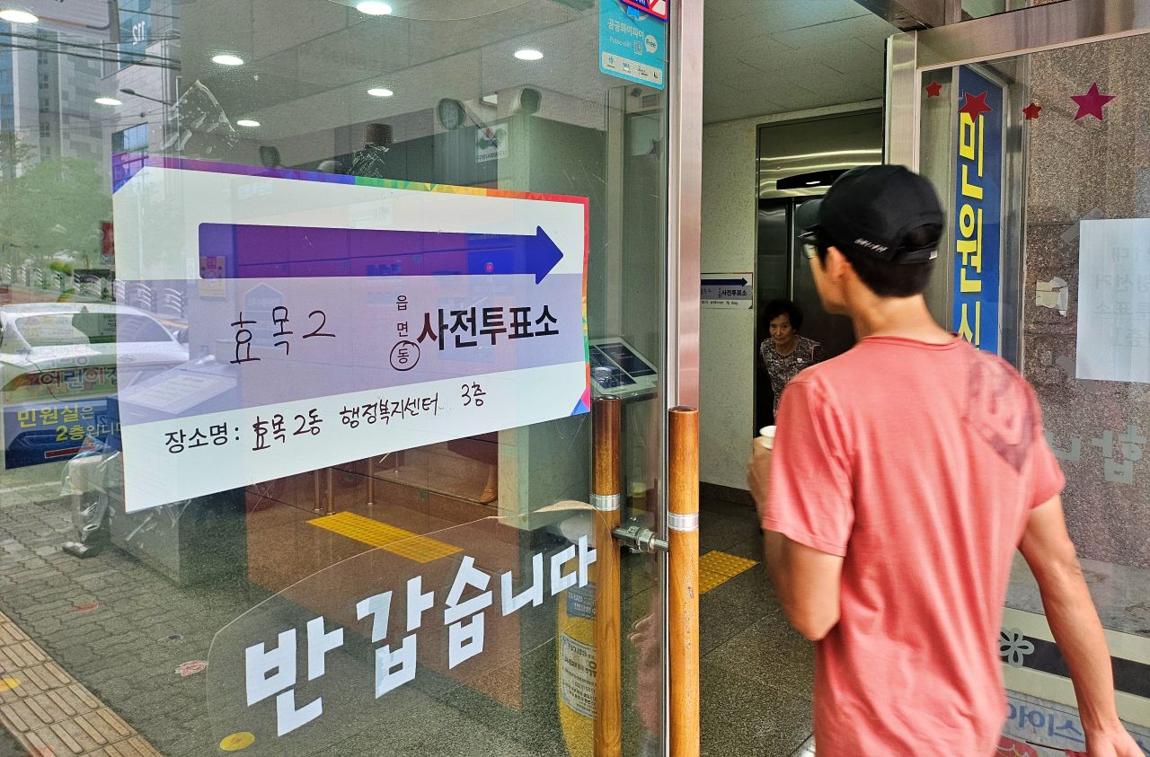 제21대 대선 사전투표 첫날, 한 대구 시민이 효목2동 사전투표소장으로 투표를 하러 가고 있다.(2025.5.29) / 사진.평화뉴스 정준민 기자