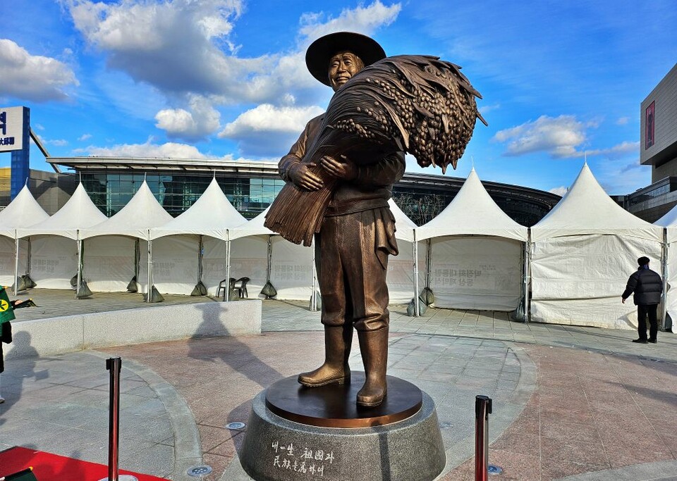 대구시가 동대구역 광장에 설치한 박정희 전 대통령 동상(2024.12.23) / 사진.평화뉴스 정준민 기자