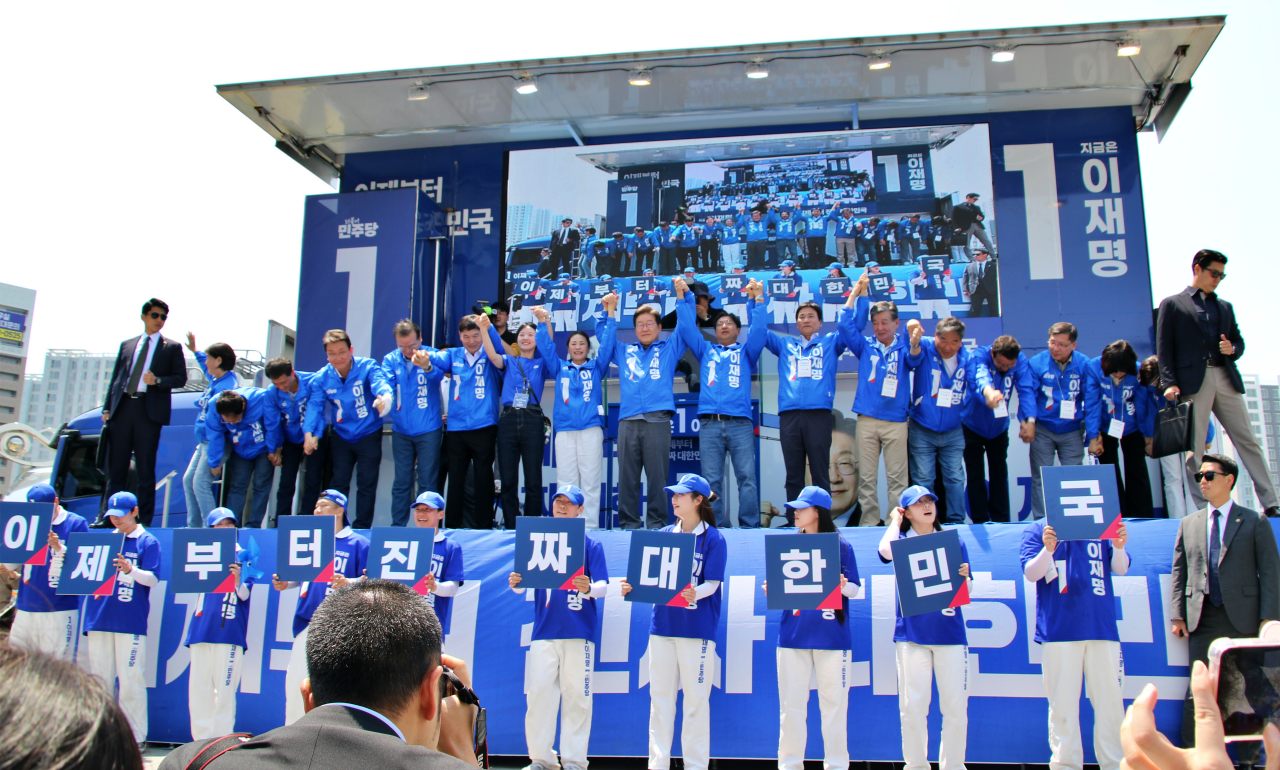 "이제부터 진짜 대한민국...지금은 이재명" 슬로건을 외치는 이재명 후보와 민주당 선대위 인사들(2025.6.1.동대구역 광장) / 사진.평화뉴스 김영화 기자