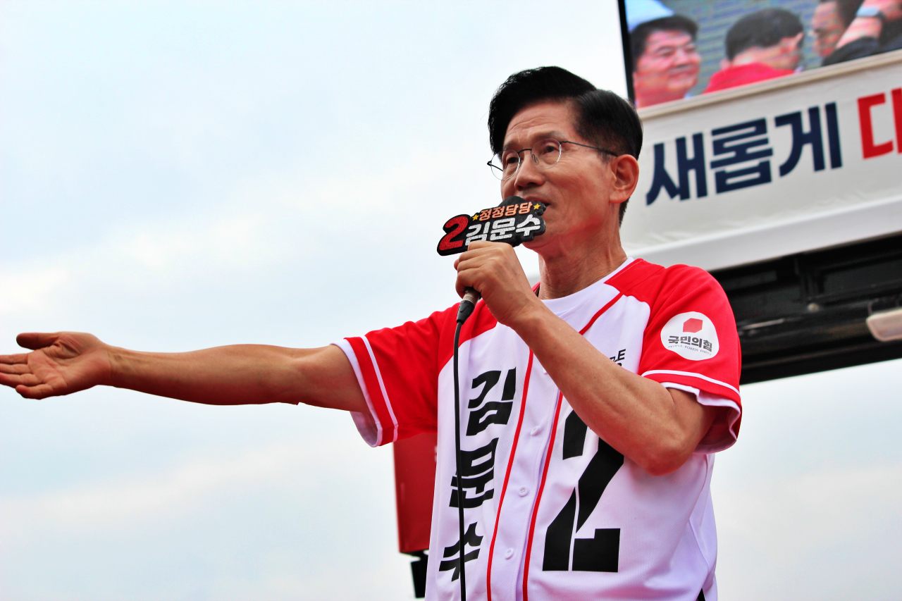 "정정당당 김문수...저에게 한 표를 주십시오" 기호 2번이 적힌 옷을 입고 유세를 펼치는 김문수 국민의힘 대선 후보(2025.6.2.동대구역 광장) / 사진.평화뉴스 정준민 기자