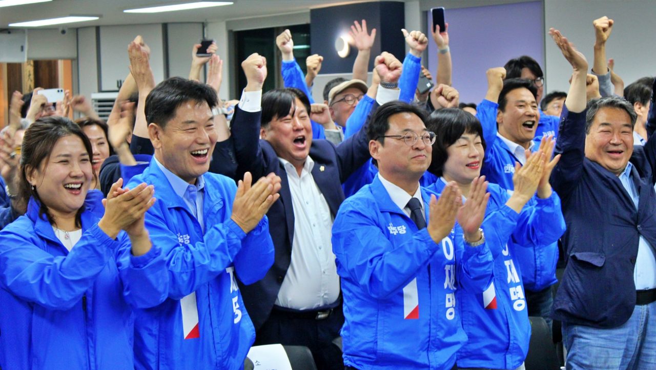 민주당 대구 선대위 인사들이 이재명 후보가 방송3사 출구조사 예측 1위로 나타나자 박수를 치며 환호성을 지르고 있다.(2025.6.3) / 사진.평화뉴스 정준민 기자