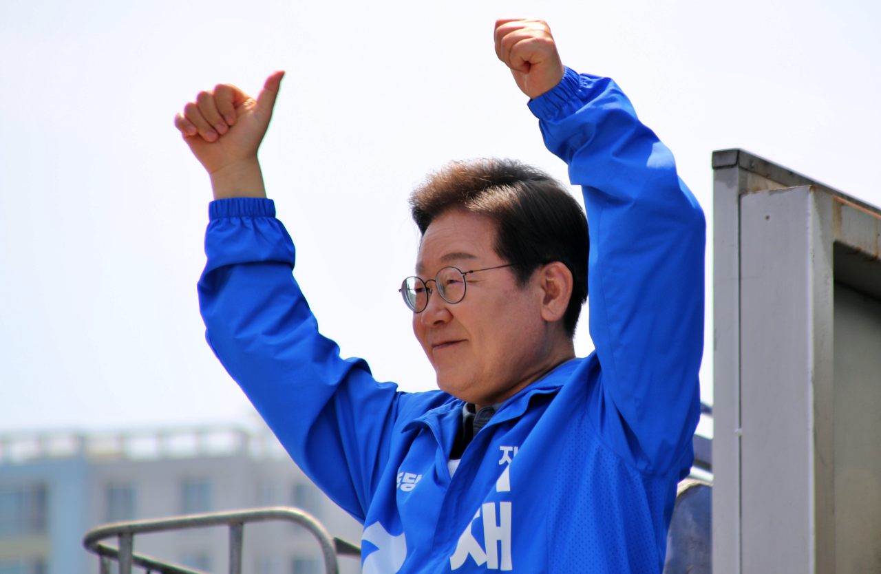 이재명 민주당 대선 후보가  대선 이틀 전 동대구역 광장에서 엄지 척을 하며 대구 유권자들에게 한 표를 호소하고 있다.(2025.6.1) / 사진.평화뉴스 김영화 기자 