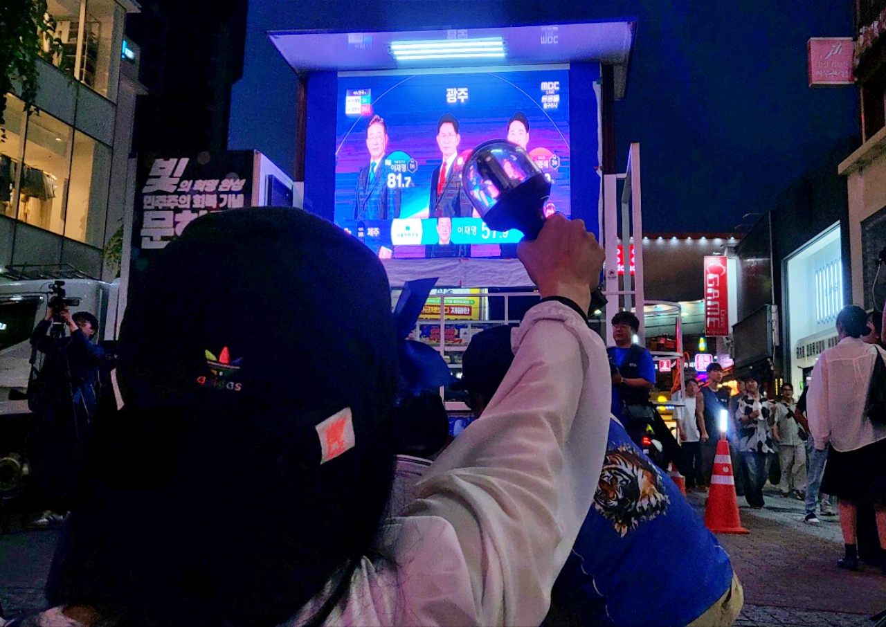 6.3 대선 당일 대구 동성로 광장에서 열린 '빛의 문화제'. 이재명 후보가 예측 1위로 나타나자 개표 방송을 보던 시민들이 응원봉을 들고 환호성을 지르고 있다.(2025.6.3) / 사진.평화뉴스 김영화 기자 