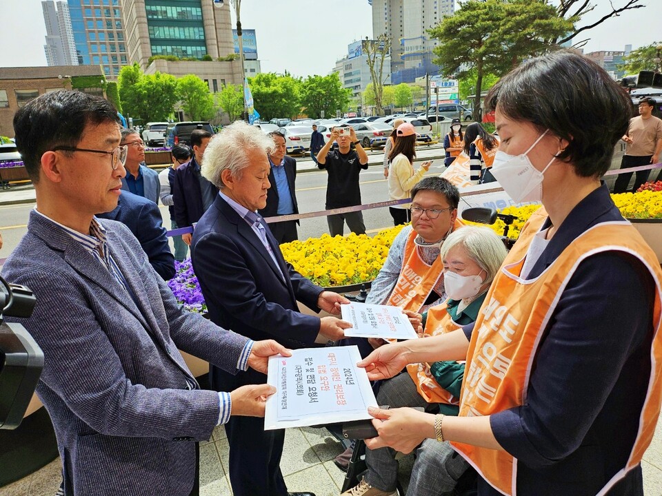 420장애인차별철폐대구투쟁연대 대표자들이 대구시와 시의회에 요구안을 전달하고 있다. (2024.4.17) / 사진.평화뉴스 정준민 기자