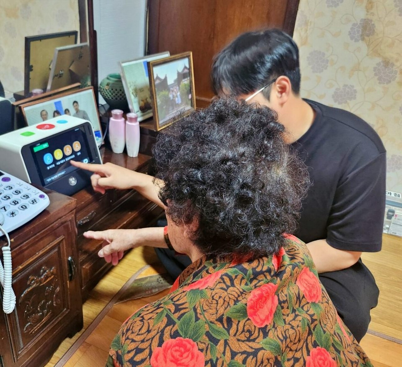 노인에게 응급서비스 장치에 대해 설명하는 대구지역 청년 사회복지사 / 사진.노인맞춤돌봄서비스 대구광역지원기관 진명재가노인돌봄센터 