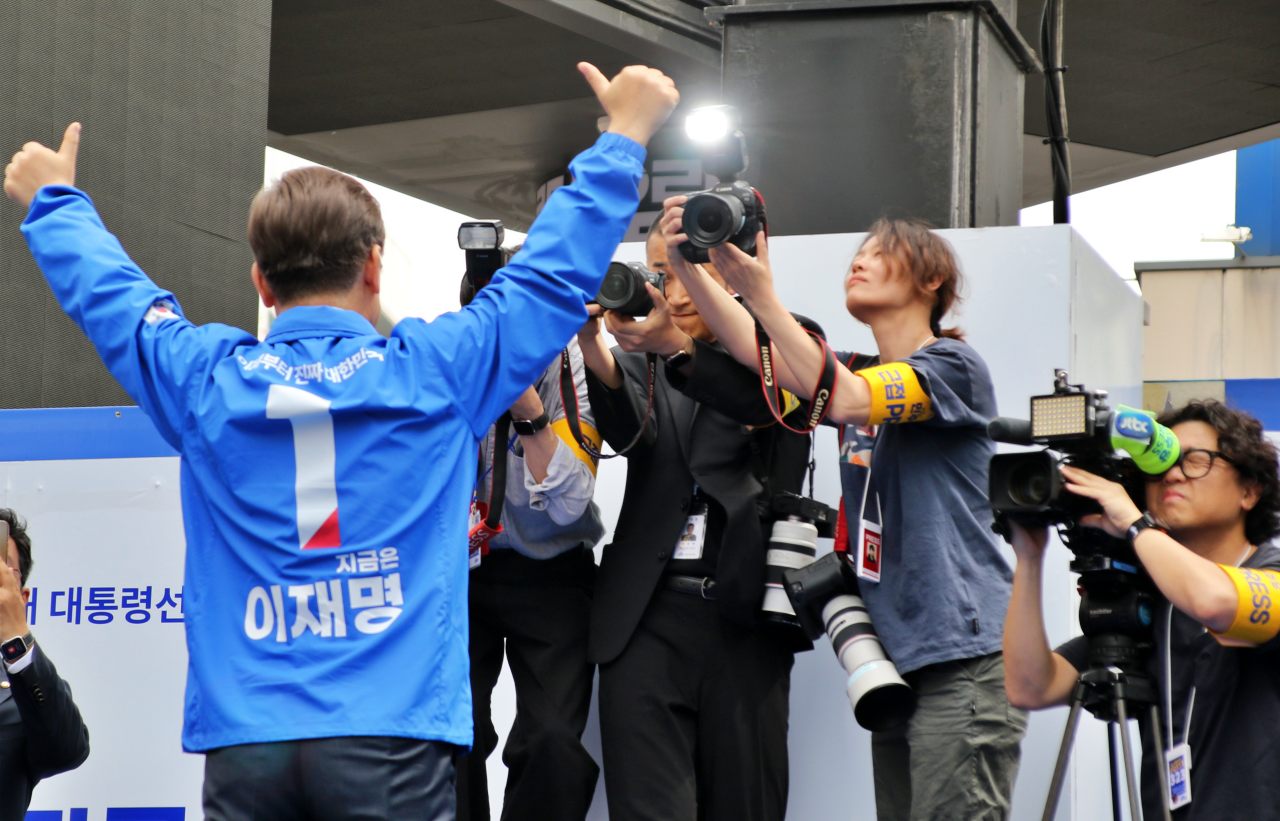 이재명 후보가 대구 중구 동성로 광장에서 유세를 하며 엄지 척을 들어 보이고 있다.(2025.5.13) / 사진.평화뉴스 김영화 기자