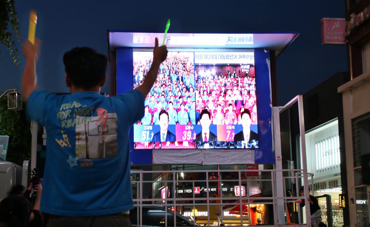 제21대 대선 방송 3사 '예측 1위'로 이재명 후보가 나오자 동성로 광장에 모인 대구시민들이 응원봉을 들고 환호성을 지르고 있다.(2025.6.3) / 사진.평화뉴스 김영화 기자