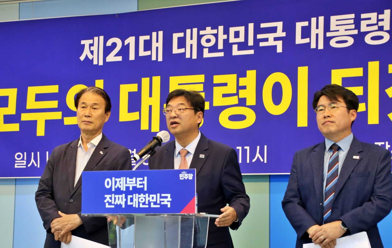 (왼쪽부터)권오을 중앙선대위 대통합위원장, 허소 대구시당 위원장, 이영수 경북도당 위원장(2025.6.5.민주당 대구시당 김대중홀) / 사진.평화뉴스 김영화 기자