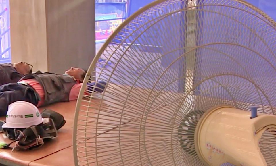 공사장에서 작업을 중지하고 휴식을 취하는 노동자들 / 사진.기상청