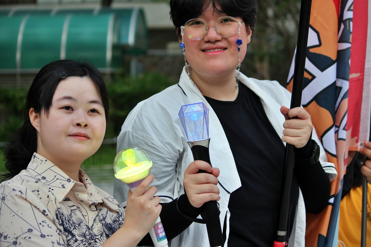 아이유 팬클럽 '유애나' 응원봉을 든 25세 대구시민 안세현씨와 일본가수 '아도'의 응원봉을 든 광주시민 26세 김민지씨가 대구 6.10항쟁 기념식에 참석했다.(2025.6.10) / 사진.평화뉴스 김영화 기자