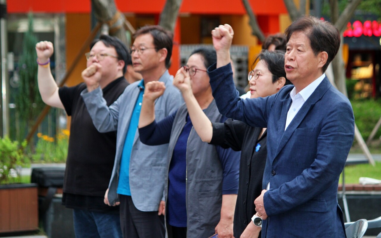 6.10 민주항쟁 기념식에 참석한 대구 시민단체와 야당 인사들이 '임을 위한 행진곡'을 부르고 있다.(2025.6.10) / 사진.평화뉴스 정준민 기자