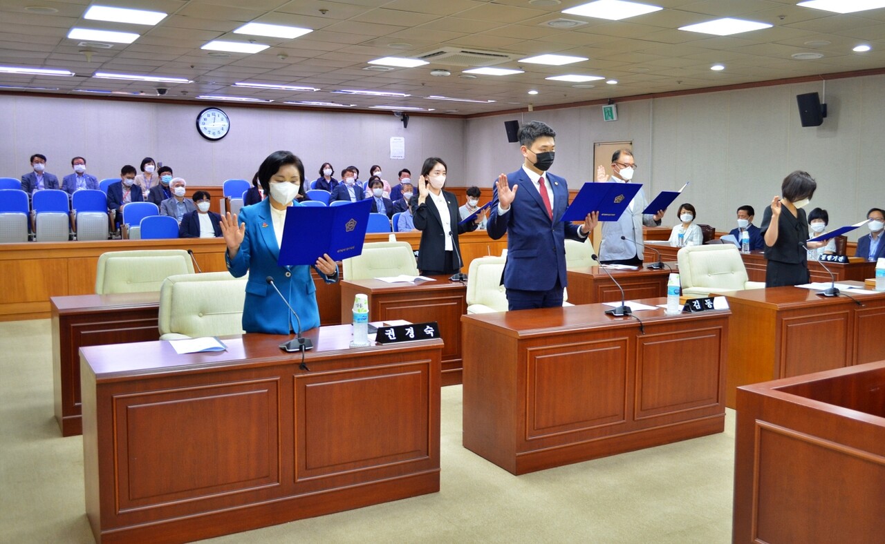 제9대 중구의회 개원식에서 의원들이 선서하고 있다.(2022.7.5) / 사진 출처.중구의회