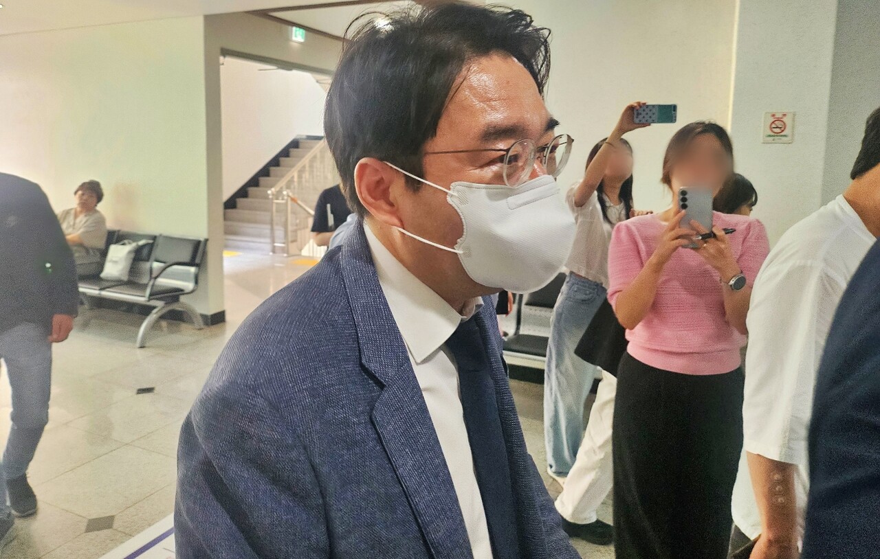 윤석준 대구 동구청장이 재판이 끝난 뒤 법원을 빠져나가고 있다.(2025.6.17) / 사진.평화뉴스 정준민 기자