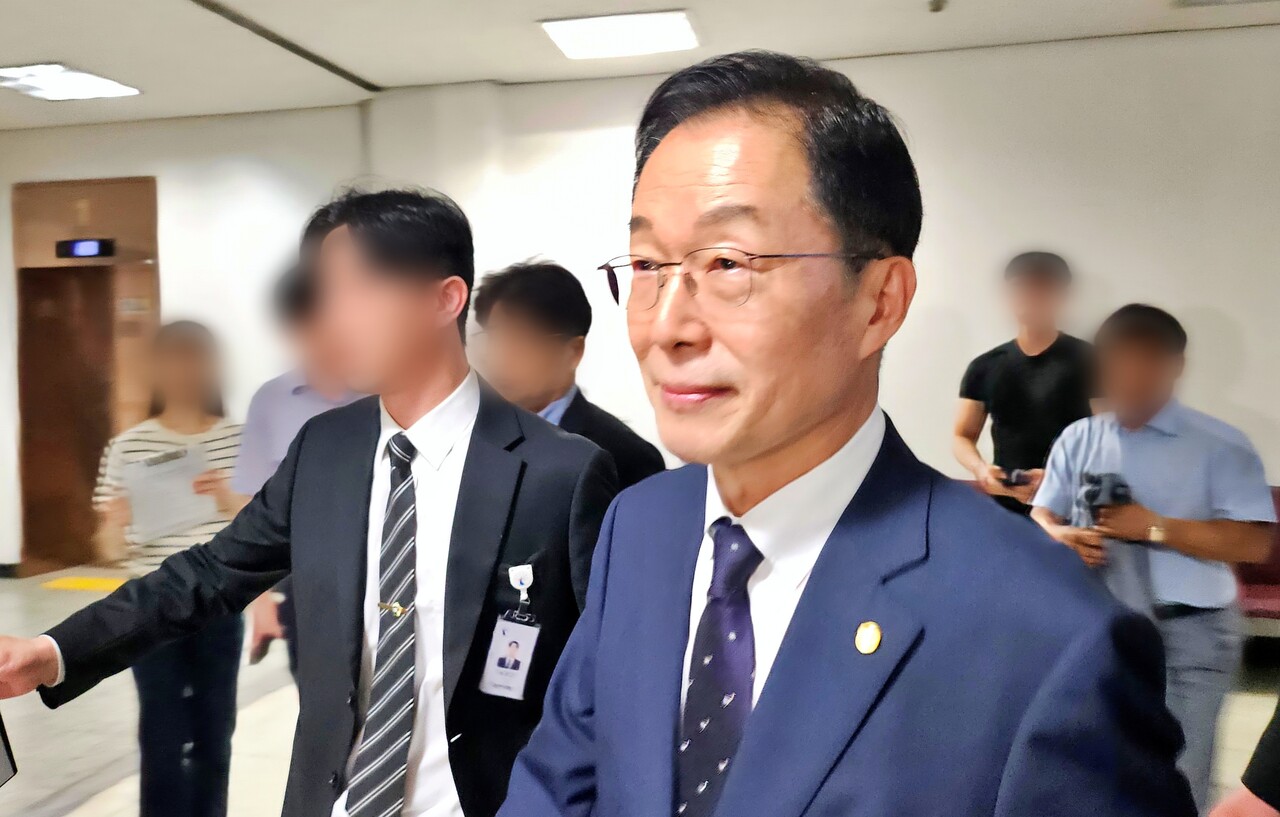 임종식 경북교육감이 재판장에 들어가고 있다.(2025.6.19) / 사진.평화뉴스 정준민 기자