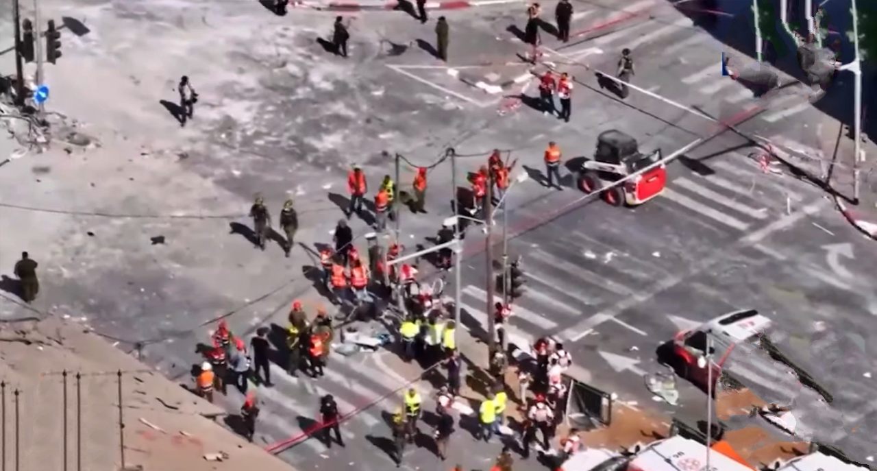 공격 당한 민간인들이 구급차와 의료진들에 의해 구조되고 있다. / 자료 사진.KBS 2025년 6월 22일자 보도