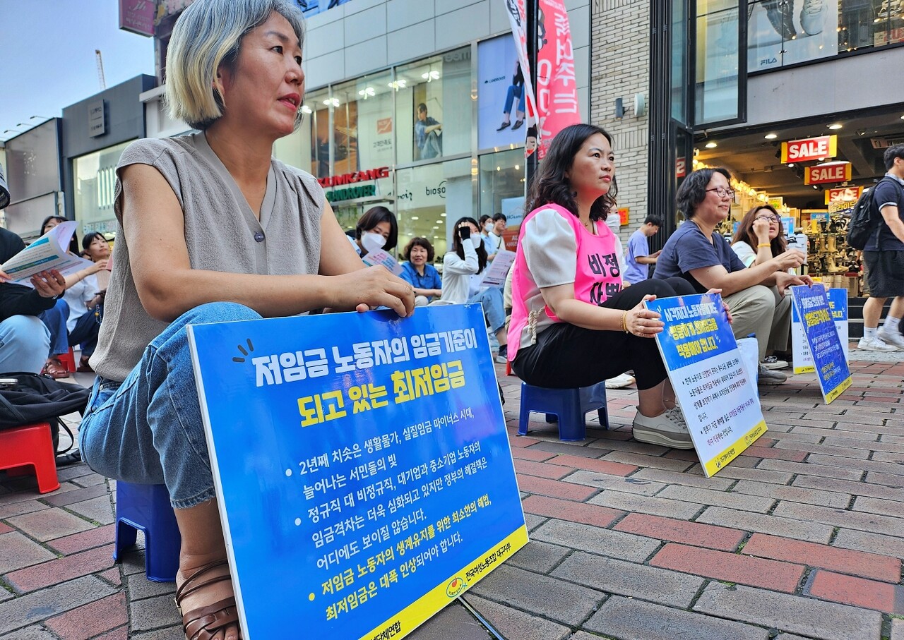 "저임금 노동자의 임금기준이 되고 있는 최저임금"이라고 적힌 피켓(2025.6.23) / 사진.평화뉴스 정준민 기자