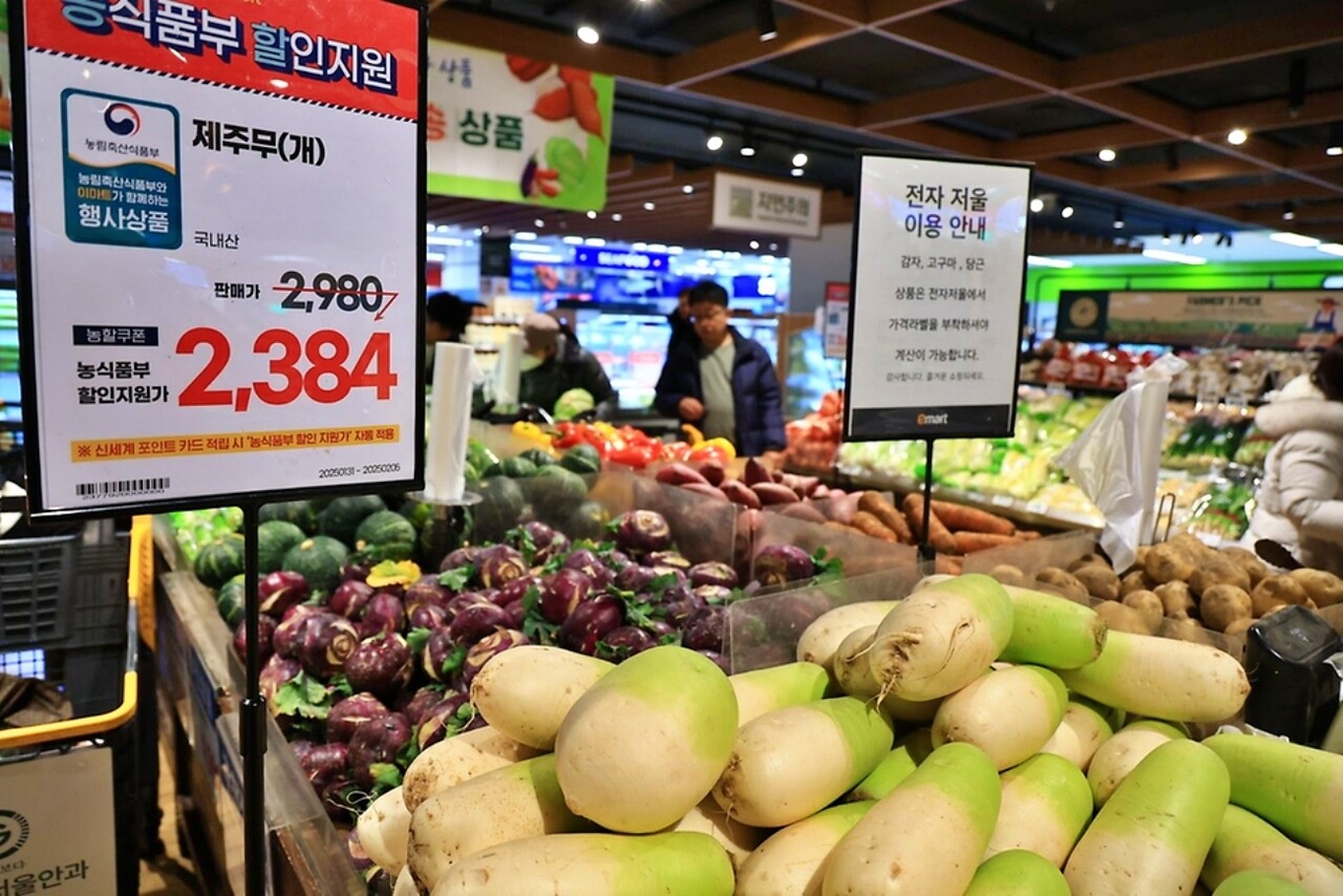 제주 무 1개당 2,384원...서울 용산구 한 대형마트에 붙은 할인 안내(2025.2.2) / 사진 출처.농림축산식품부