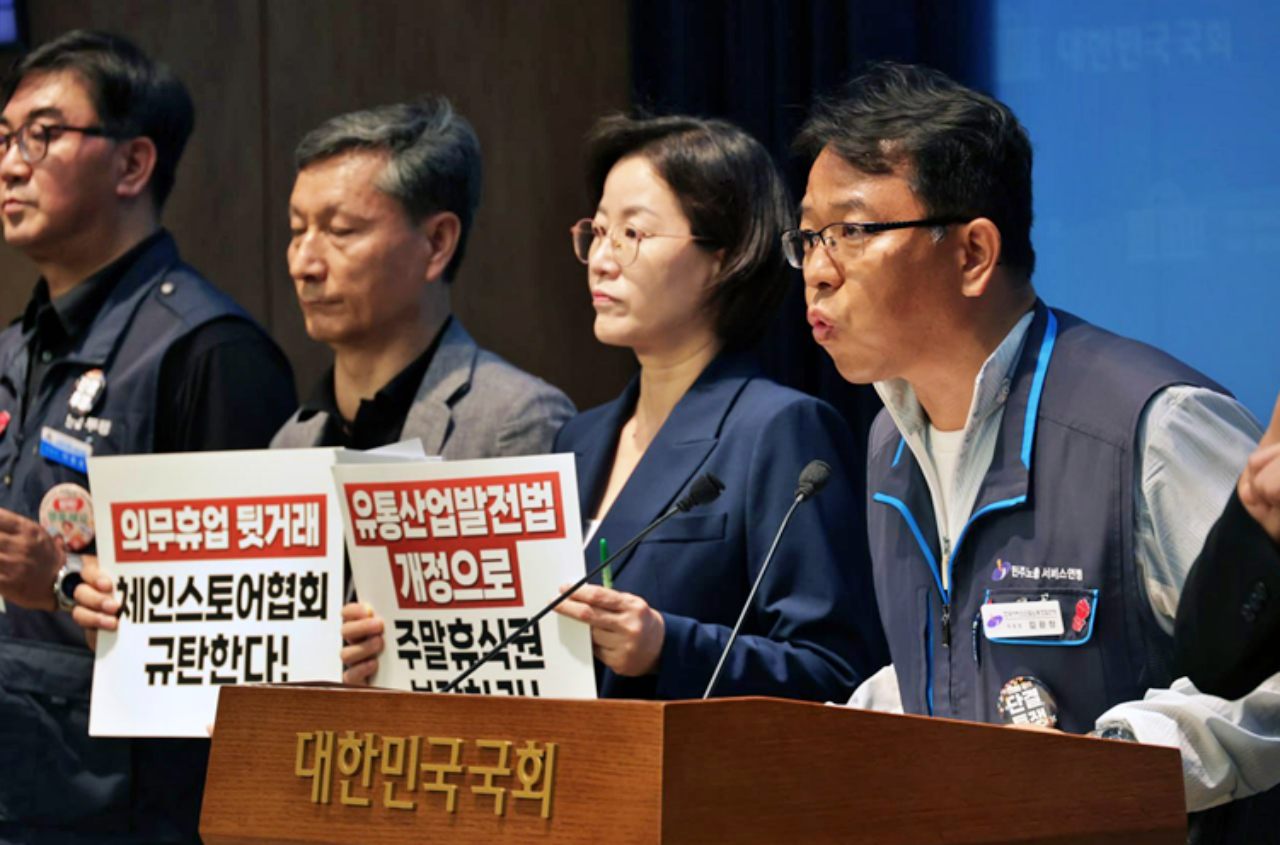 "의무휴업 뒷거래, 체인스토어협회 규탄한다" 서울 여이도 국회에서 열린 기자회견에서 발언하는 김광창 서비스연맹 위원장(2025.6.23) / 사진.마트산업노조