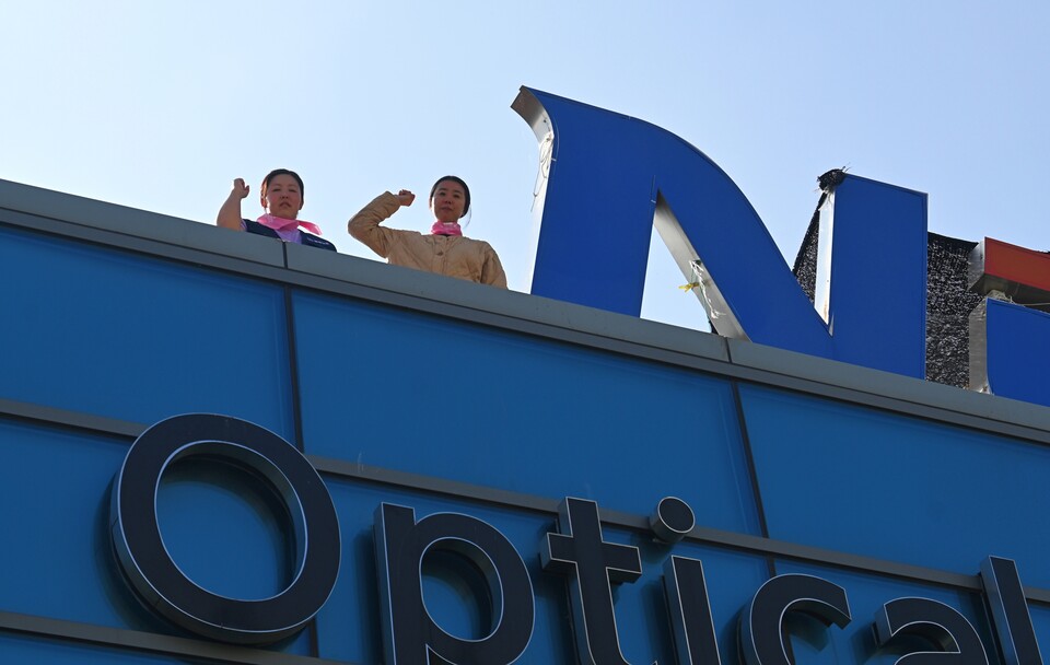 박정혜 금속노조 한국옵티칼하이테크지회 수석부지회장(오른쪽), 소현숙 조직2부장(왼쪽)이 공장 옥상 위에 올라가 있다.(2024.10.30) / 사진.평화뉴스 정준민 기자