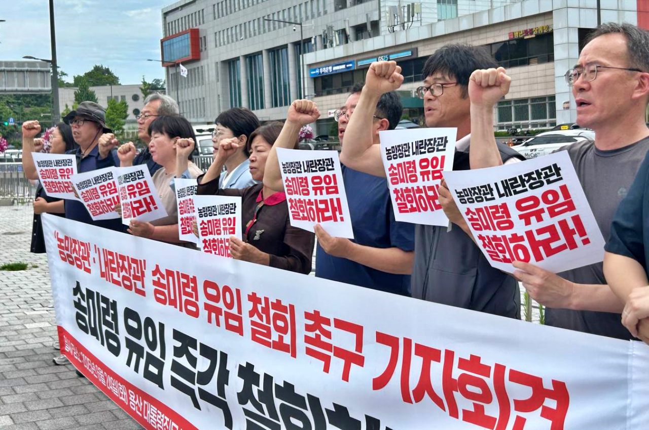 "농망장관, 내란장관 송미령 유임 철회하라"전국농민회총연맹과 전국여성농민회총연합의 기자회견(2025.6.24.서울 용산 대통령실 앞) / 사진.전농