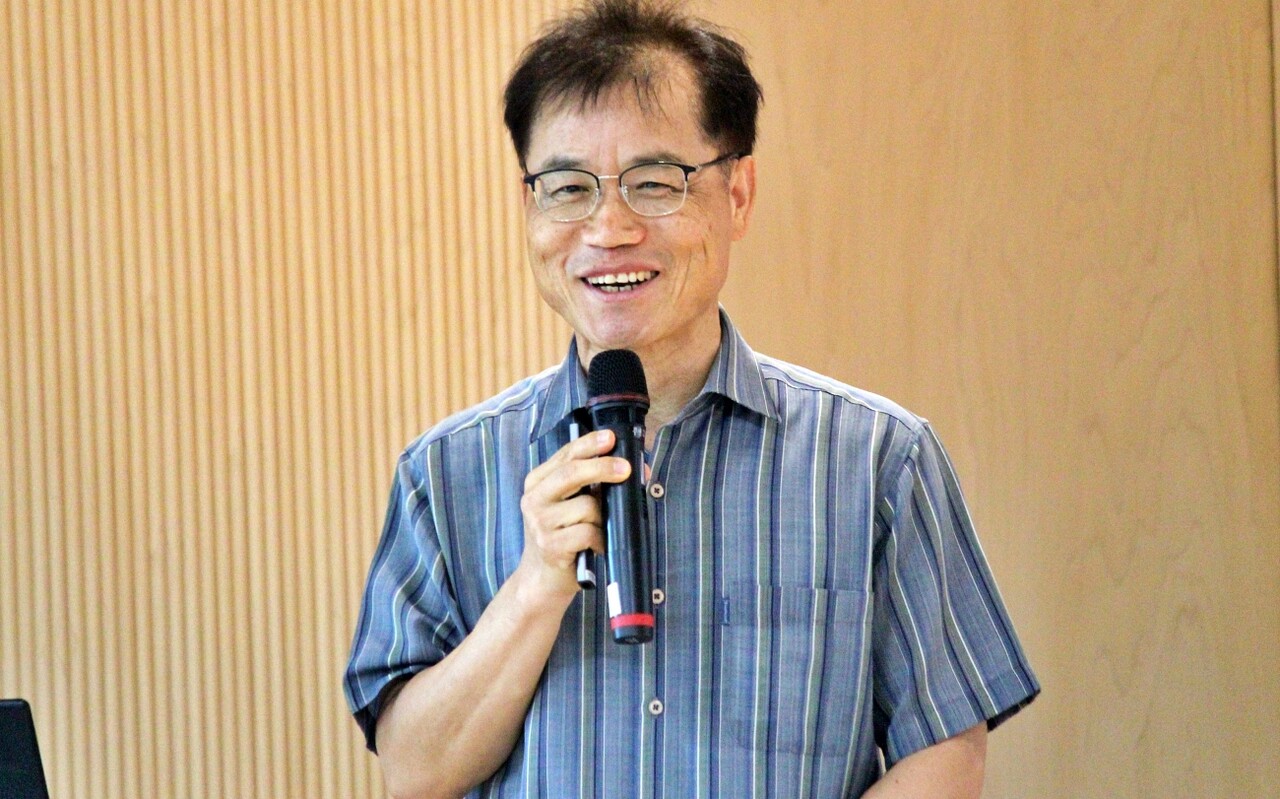 김해동 계명대 환경공학과 교수가 '기후위기 시대 극한 폭염과 대책'을 주제로 기조 강연을 하고 있다.(2025.6.26) / 사진.평화뉴스 정준민 기자