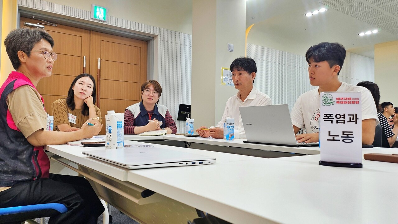 '폭염과 노동' 세션에 참여한 시민들이 의견을 나누고 있다.(2025.6.26) / 사진.평화뉴스 정준민 기자