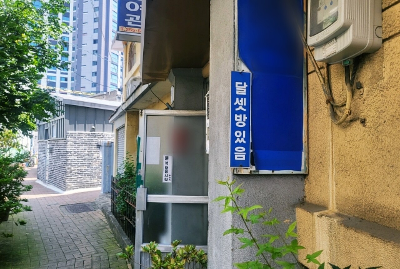 "달셋방 있음"...대구 중구 북성로 A여인숙. 쪽방촌 주민들이 모여 사는 지역이다.(2023.7.31) / 사진. 평화뉴스 정준민 기자