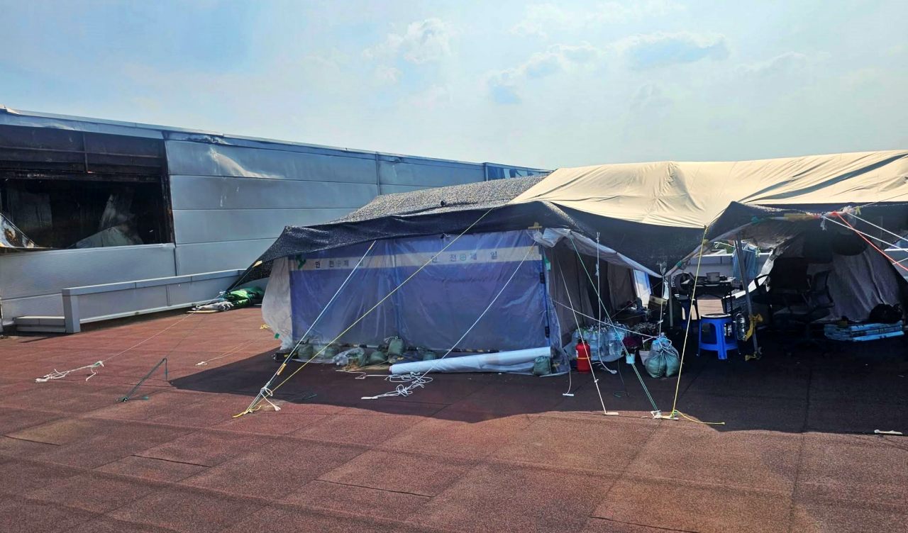 뜨거운 햇빛이 그대로 내리쬐는 옥상에 해고자가 500일째 "고용승계"를 촉구하며 농성을 벌이고 있다.(2025.6.7) / 사진.김동은