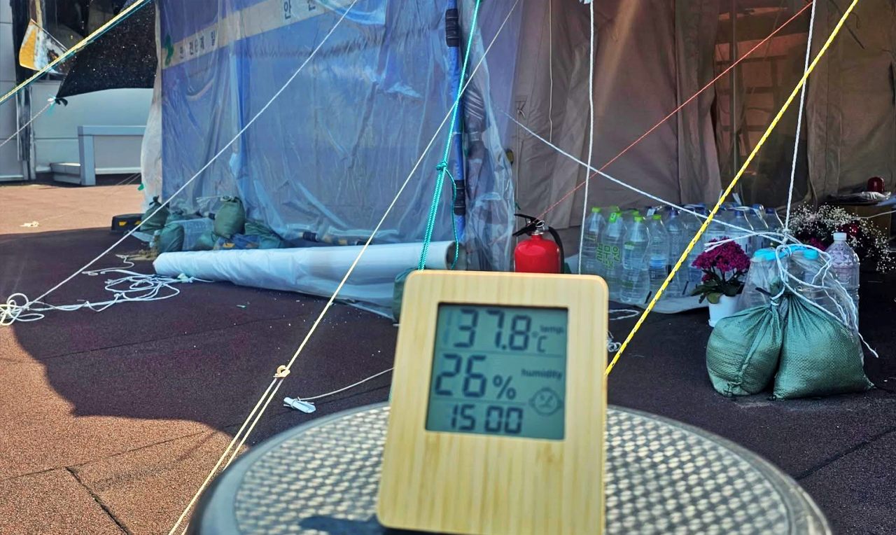 37.8도를 가리키는  옥상...한국옵티칼 해고노동자가 고공농성 중인 경북 구미 공장 옥상의 더위(2025.6.7) / 사진.김동은 