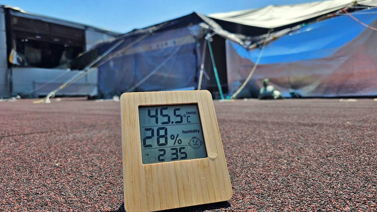 45.5도 뜨거운 고공농성장의 기온...문 닫은 한국옵티칼 구미 공장 옥상에 해고자가 500일 넘게 고공농성을 진행 중이다.(2025.6.27) / 사진.김동은